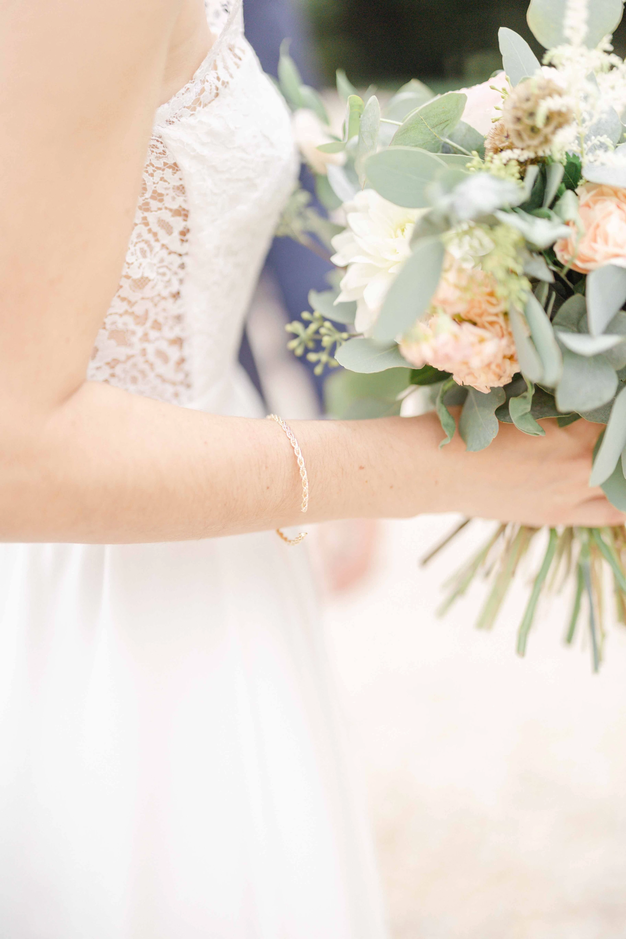 robe composition florale pétale beige gris